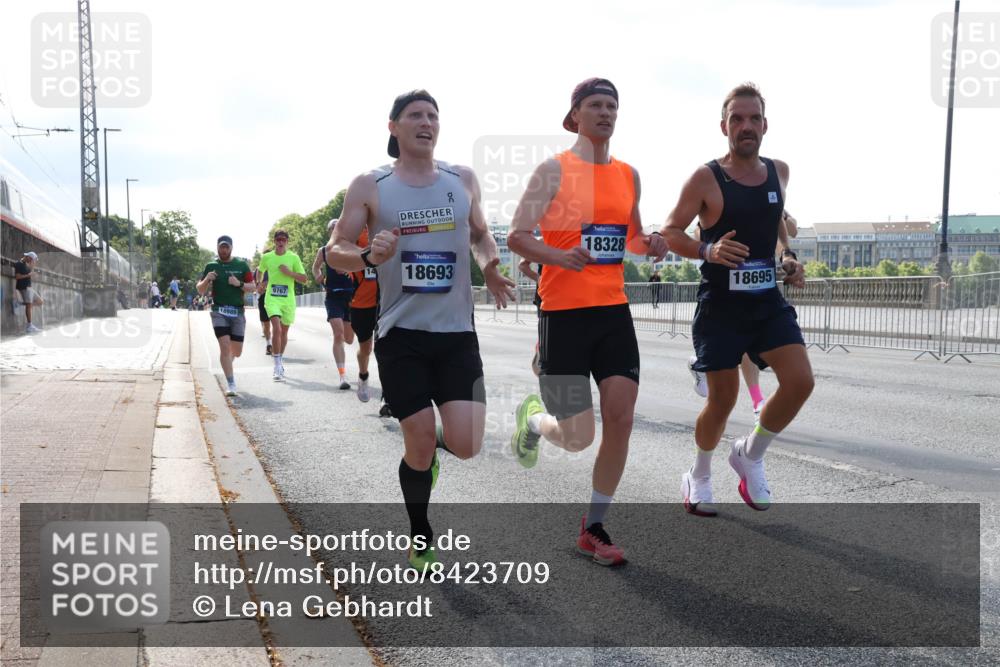 29.06.2025 - hella hamburg halbmarathon Lena Gebhardt http://msf.ph/oto/8423709 29.06.2025 09:43:09 Lombardsbrücke 18328, 18695, 18989, 9767, 14, 18693, 1271, 4338, 5301, 5612, 6090, 7331, 7855, 9097, 9269, 9385, 9565, 9767, 10867, 11228, 11994, 12341, 12360, 12529, 12992, 13346, 13374, 14728, 14753, 14757, 14836, 15483, 15671, 17614, 18037, 18328, 18693, 18695, 18740, 18989, 19041, 19042, 19050, 19076, 19078 meine-sportfotos.de