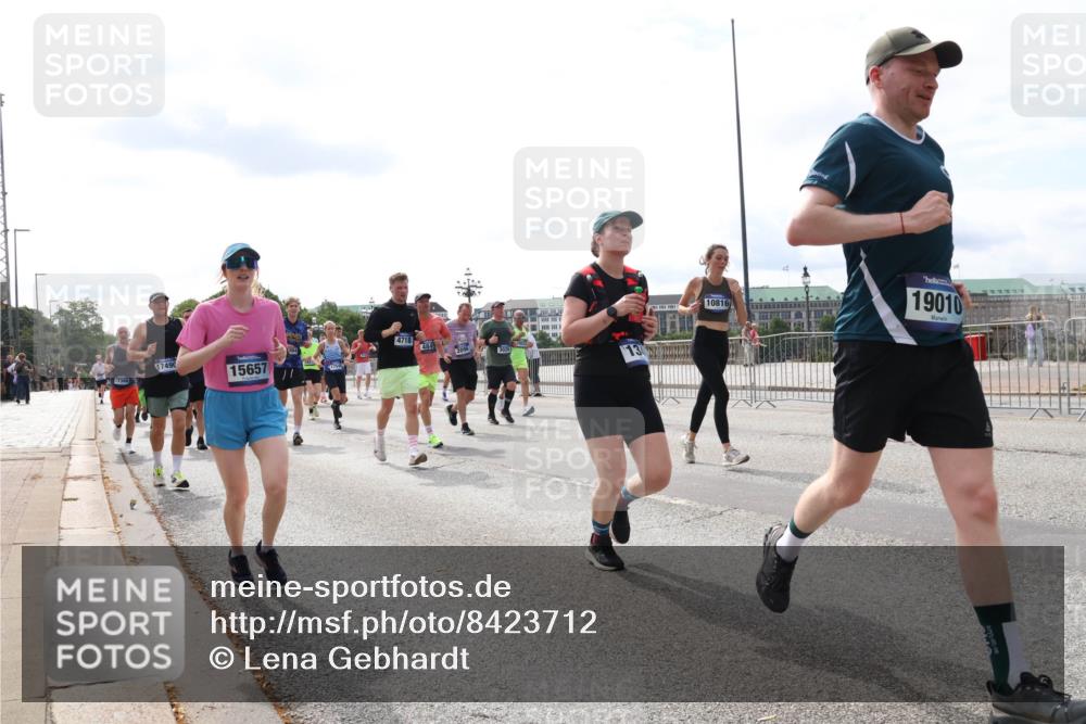 29.06.2025 - hella hamburg halbmarathon Lena Gebhardt http://msf.ph/oto/8423712 29.06.2025 10:19:01 Lombardsbrücke 4718, 484, 17490, 15657, 10816, 19010, 1349, 1521, 1718, 1755, 2096, 2311, 2703, 2781, 2802, 2821, 3026, 3105, 3118, 3202, 3529, 3591, 3592, 3631, 4718, 4802, 4845, 5034, 5049, 5080, 5098, 5178, 5264, 5266, 5323, 5429, 5834, 5910, 6194, 6249, 6413, 6477, 6482, 6542, 6736, 7051, 7121, 7214, 7252, 7454, 8665, 8761, 8778, 8780, 9252, 9270, 9272, 9276, 9505, 9549, 9652, 9756, 9757, 10037, 10124, 10129, 10172, 10467, 10502, 10816, 12541, 12548, 12552, 12703 meine-sportfotos.de