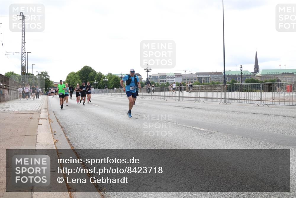 29.06.2025 - hella hamburg halbmarathon Lena Gebhardt http://msf.ph/oto/8423718 29.06.2025 10:28:18 Lombardsbrücke 13296, 1148, 3445, 5177, 5369, 5604, 5718, 5847, 5903, 5939, 6418, 6632, 7497, 7667, 7980, 8215, 8327, 9567, 9653, 9654, 9855, 10434, 11692, 11739, 12780, 12823, 12842, 13045, 13296, 13400, 13568, 13678, 13860, 14017, 14155, 15123, 15607, 15608, 16125, 16569, 16804, 18256, 18293, 18604, 19180 meine-sportfotos.de