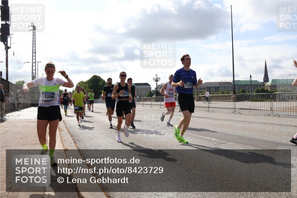 29.06.2025 - hella hamburg halbmarathon Lena Gebhardt http://msf.ph/oto/8423729 29.06.2025 09:52:13 Lombardsbrücke 15206, 18489, 1898, 604, 1527, 13269, 1057, 1139, 1169, 1312, 1353, 1468, 1569, 1604, 1631, 1763, 2653, 3305, 3437, 3618, 3697, 3852, 4565, 4871, 4915, 5011, 5014, 5047, 5129, 5231, 5336, 5690, 5987, 6373, 6550, 6700, 6705, 6711, 6770, 7092, 7185, 7432, 7710, 8074, 8346, 8359, 8564, 8852, 8900, 9348, 9358, 9444, 9547, 9659, 10319, 10493, 10691, 10741, 10934, 10978, 11021, 11062, 11495, 11679, 11714, 11779, 11821, 12046, 12438, 12623, 12772, 13614, 13728, 14257 meine-sportfotos.de