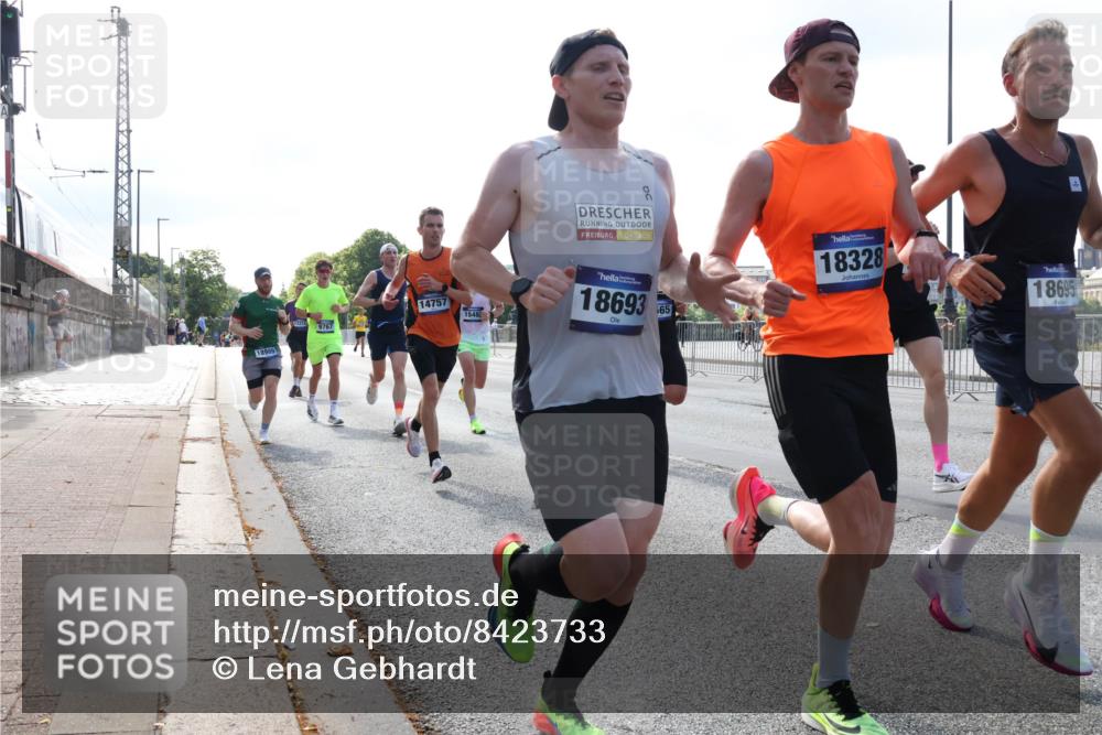 29.06.2025 - hella hamburg halbmarathon Lena Gebhardt http://msf.ph/oto/8423733 29.06.2025 09:43:09 Lombardsbrücke 9767, 18989, 14757, 1548, 18693, 18328, 18695, 1271, 4338, 5301, 5612, 6090, 7331, 7855, 9097, 9269, 9385, 9565, 9767, 10867, 11228, 11994, 12341, 12360, 12529, 12992, 13346, 13374, 14728, 14753, 14757, 14836, 15483, 15671, 17614, 18037, 18328, 18693, 18695, 18740, 18989, 19041, 19042, 19050, 19076, 19078 meine-sportfotos.de