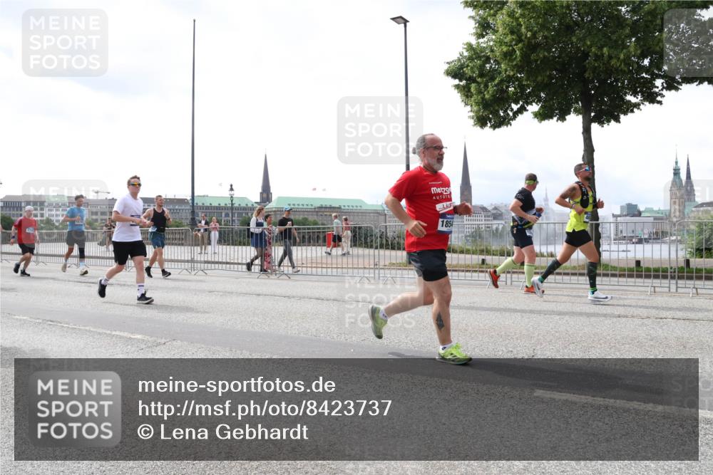 29.06.2025 - hella hamburg halbmarathon Lena Gebhardt http://msf.ph/oto/8423737 29.06.2025 10:43:10 Lombardsbrücke 1854, 1149, 1155, 1467, 1656, 1788, 1816, 1878, 1964, 2103, 2158, 2267, 2361, 2450, 2509, 2971, 3074, 3238, 3283, 3329, 3378, 3518, 3638, 3764, 4056, 4092, 4105, 4177, 4302, 4367, 4385, 4680, 5067, 5268, 5610, 5720, 5755, 5967, 6012, 6440, 7043, 7461, 7872, 7926, 8135, 8161, 8184, 8408, 8435, 8795, 8991, 9072, 9304, 9378, 9639, 9641, 9644, 9976, 10008, 10180, 10697, 11142, 11710, 12151, 12441, 13049 meine-sportfotos.de