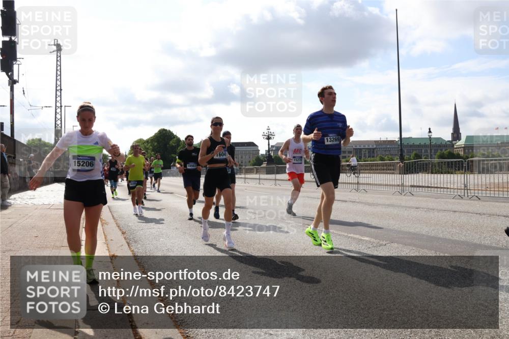 29.06.2025 - hella hamburg halbmarathon Lena Gebhardt http://msf.ph/oto/8423747 29.06.2025 09:52:13 Lombardsbrücke 15206, 18489, 1604, 15270, 18987, 13269, 1057, 1139, 1169, 1312, 1353, 1468, 1569, 1604, 1631, 1763, 2653, 3305, 3437, 3618, 3697, 3852, 4565, 4871, 4915, 5011, 5014, 5047, 5129, 5231, 5336, 5690, 5987, 6373, 6550, 6700, 6705, 6711, 6770, 7092, 7185, 7432, 7710, 8074, 8346, 8359, 8564, 8852, 8900, 9348, 9358, 9444, 9547, 9659, 10319, 10493, 10691, 10741, 10934, 10978, 11021, 11062, 11495, 11679, 11714, 11779, 11821, 12046, 12438, 12623, 12772, 13614, 13728, 14257 meine-sportfotos.de