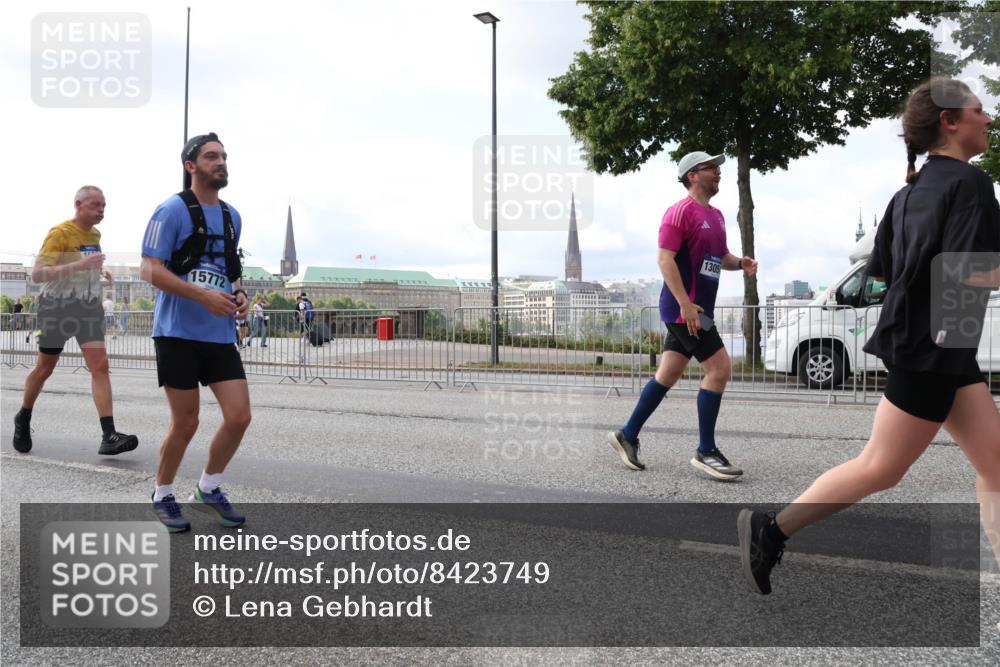 29.06.2025 - hella hamburg halbmarathon Lena Gebhardt http://msf.ph/oto/8423749 29.06.2025 10:06:13 Lombardsbrücke 15772, 1305, 1229, 1245, 1448, 1766, 1830, 1842, 2471, 2540, 3062, 4169, 4542, 4666, 4868, 5431, 5762, 6014, 6314, 7138, 7741, 8051, 8316, 8894, 8909, 9361, 9477, 9560, 10214, 10297, 10781, 13042, 13054, 13481, 13863, 14369, 14987, 15113, 15145, 15229, 15462, 15537, 15766, 15772, 15858, 16441, 16687, 17239, 17746, 17885, 18042, 18575, 18577, 18768, 18857, 18910, 18913, 18966, 18973 meine-sportfotos.de
