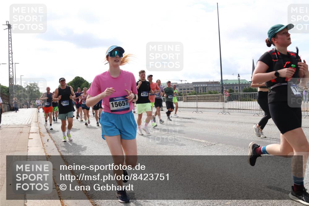 29.06.2025 - hella hamburg halbmarathon Lena Gebhardt http://msf.ph/oto/8423751 29.06.2025 10:19:01 Lombardsbrücke 17386, 17490, 15657, 4718, 1349, 1521, 1718, 1755, 2096, 2311, 2703, 2781, 2802, 2821, 3026, 3105, 3118, 3202, 3529, 3591, 3592, 3631, 4718, 4802, 4845, 5034, 5049, 5080, 5098, 5178, 5264, 5266, 5323, 5429, 5834, 5910, 6194, 6249, 6413, 6477, 6482, 6542, 6736, 7051, 7121, 7214, 7252, 7454, 8665, 8761, 8778, 8780, 9252, 9270, 9272, 9276, 9505, 9549, 9652, 9756, 9757, 10037, 10124, 10129, 10172, 10467, 10502, 10816, 12541, 12548, 12552, 12703 meine-sportfotos.de