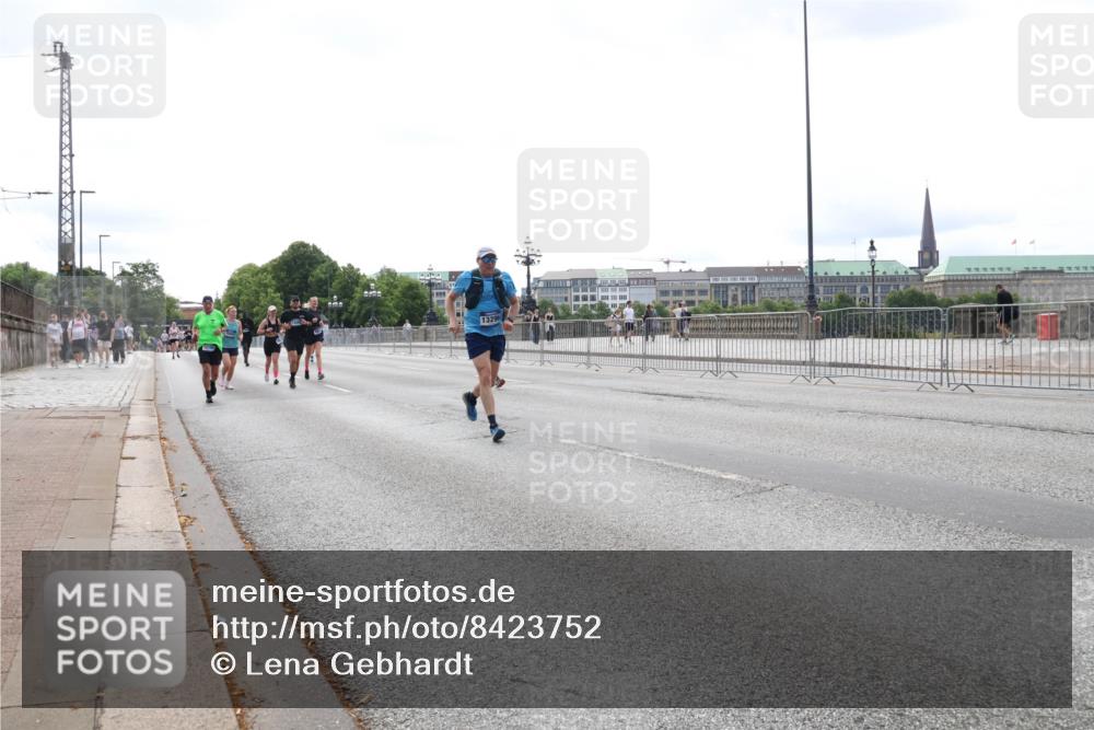 29.06.2025 - hella hamburg halbmarathon Lena Gebhardt http://msf.ph/oto/8423752 29.06.2025 10:28:18 Lombardsbrücke 13296, 1148, 3445, 5177, 5369, 5604, 5718, 5847, 5903, 5939, 6418, 6632, 7497, 7667, 7980, 8215, 8327, 9567, 9653, 9654, 9855, 10434, 11692, 11739, 12780, 12823, 12842, 13045, 13296, 13400, 13568, 13678, 13860, 14017, 14155, 15123, 15607, 15608, 16125, 16569, 16804, 18256, 18293, 18604, 19180 meine-sportfotos.de