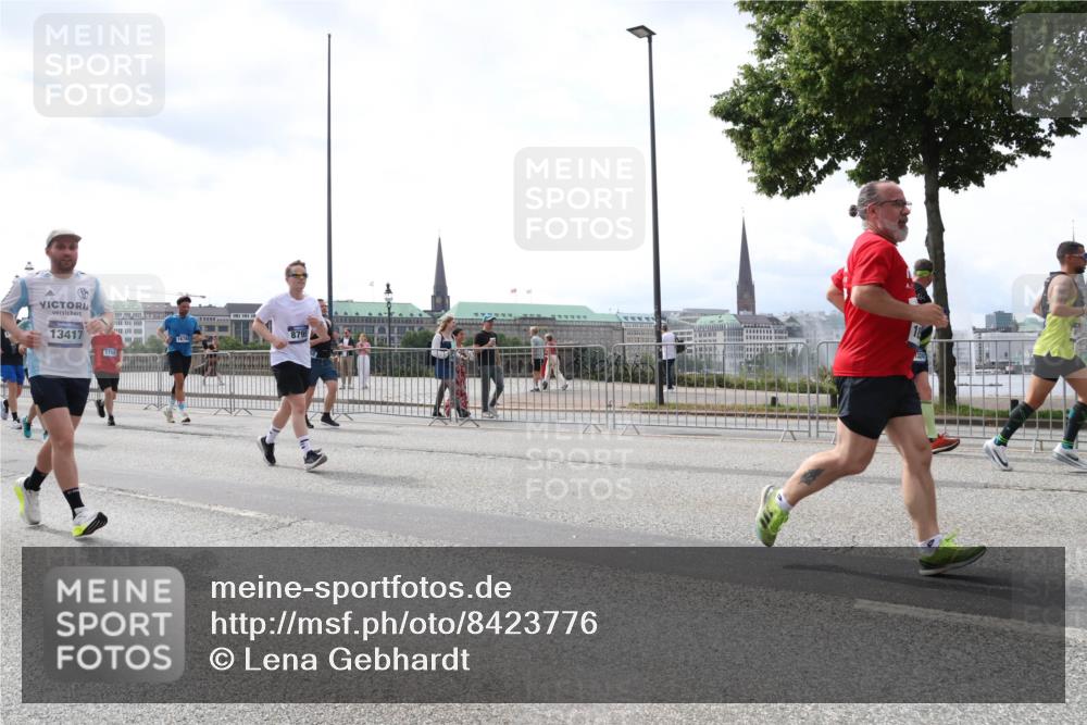 29.06.2025 - hella hamburg halbmarathon Lena Gebhardt http://msf.ph/oto/8423776 29.06.2025 10:43:10 Lombardsbrücke 13417, 178, 8795, 1149, 1155, 1467, 1656, 1788, 1816, 1878, 1964, 2103, 2158, 2267, 2361, 2450, 2509, 2971, 3074, 3238, 3283, 3329, 3378, 3518, 3638, 3764, 4056, 4092, 4105, 4177, 4302, 4367, 4385, 4680, 5067, 5268, 5610, 5720, 5755, 5967, 6012, 6440, 7043, 7461, 7872, 7926, 8135, 8161, 8184, 8408, 8435, 8795, 8991, 9072, 9304, 9378, 9639, 9641, 9644, 9976, 10008, 10180, 10697, 11142, 11710, 12151, 12441, 13049 meine-sportfotos.de