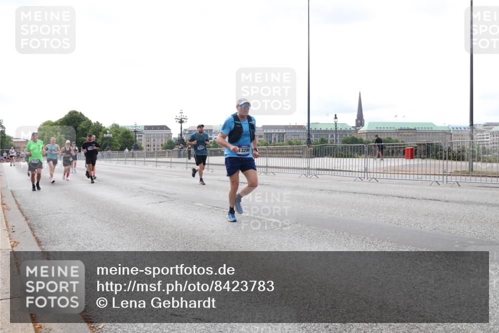 29.06.2025 - hella hamburg halbmarathon Lena Gebhardt http://msf.ph/oto/8423783 29.06.2025 10:28:19 Lombardsbrücke 8327, 13296, 1148, 3445, 5369, 5604, 5718, 5847, 5903, 5939, 6418, 6632, 7497, 7667, 7980, 8215, 8327, 9567, 9653, 9654, 9855, 10434, 11692, 11739, 12780, 12823, 12842, 13045, 13296, 13400, 13568, 13678, 13860, 14017, 14155, 15123, 15607, 15608, 16125, 16569, 16804, 18256, 18293, 18604, 19180 meine-sportfotos.de