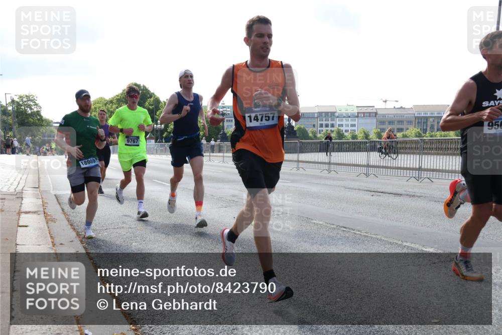 29.06.2025 - hella hamburg halbmarathon Lena Gebhardt http://msf.ph/oto/8423790 29.06.2025 09:43:10 Lombardsbrücke 9767, 18989, 14757, 956, 1271, 4338, 5301, 5612, 6090, 7331, 7380, 7855, 9097, 9269, 9385, 9565, 9767, 10867, 11228, 11994, 12341, 12360, 12529, 12992, 13346, 13374, 14728, 14753, 14757, 14836, 15483, 15671, 17614, 18037, 18328, 18693, 18695, 18740, 18989, 19041, 19042, 19050, 19076, 19078 meine-sportfotos.de