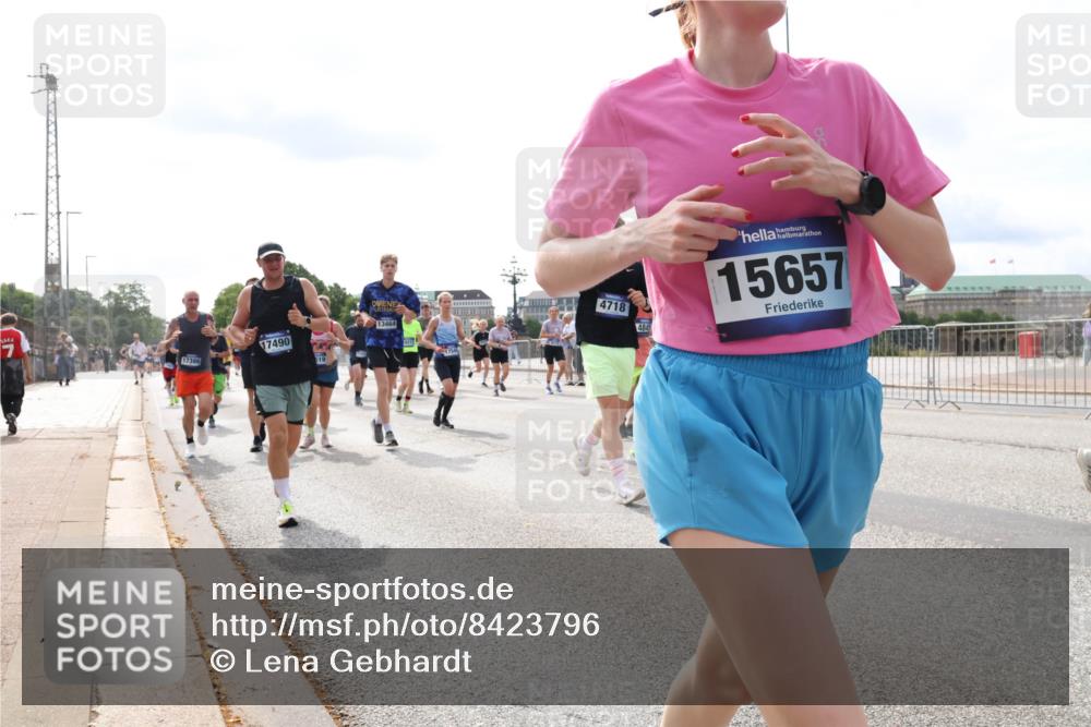 29.06.2025 - hella hamburg halbmarathon Lena Gebhardt http://msf.ph/oto/8423796 29.06.2025 10:19:02 Lombardsbrücke 17490, 17386, 13464, 4754, 4718, 4845, 15657, 1349, 1521, 1718, 1755, 2096, 2311, 2781, 2802, 2821, 3026, 3105, 3118, 3529, 3591, 3592, 3631, 4718, 4802, 4845, 5034, 5049, 5080, 5098, 5178, 5264, 5266, 5323, 5429, 5834, 5910, 6194, 6249, 6413, 6477, 6482, 6542, 6736, 7051, 7121, 7214, 7252, 8665, 8761, 8778, 8780, 9252, 9270, 9272, 9276, 9505, 9549, 9652, 9756, 9757, 10037, 10039, 10124, 10129, 10467, 10502, 10816, 12548, 12552, 12703 meine-sportfotos.de