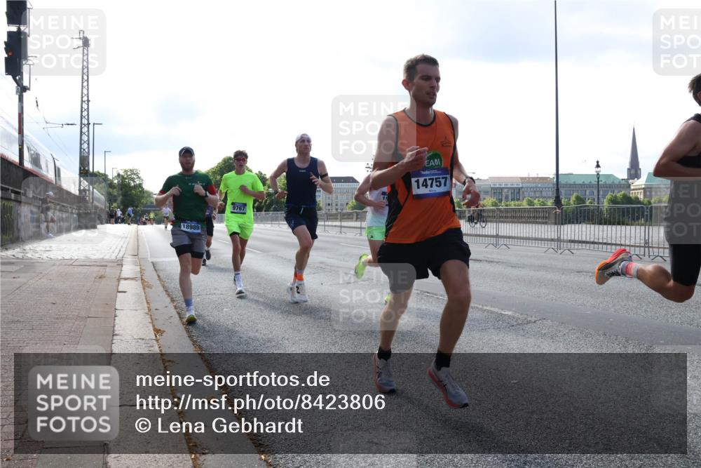 29.06.2025 - hella hamburg halbmarathon Lena Gebhardt http://msf.ph/oto/8423806 29.06.2025 09:43:10 Lombardsbrücke 18989, 9767, 14757, 1271, 4338, 5301, 5612, 6090, 7331, 7380, 7855, 9097, 9269, 9385, 9565, 9767, 10867, 11228, 11994, 12341, 12360, 12529, 12992, 13346, 13374, 14728, 14753, 14757, 14836, 15483, 15671, 17614, 18037, 18328, 18693, 18695, 18740, 18989, 19041, 19042, 19050, 19076, 19078 meine-sportfotos.de