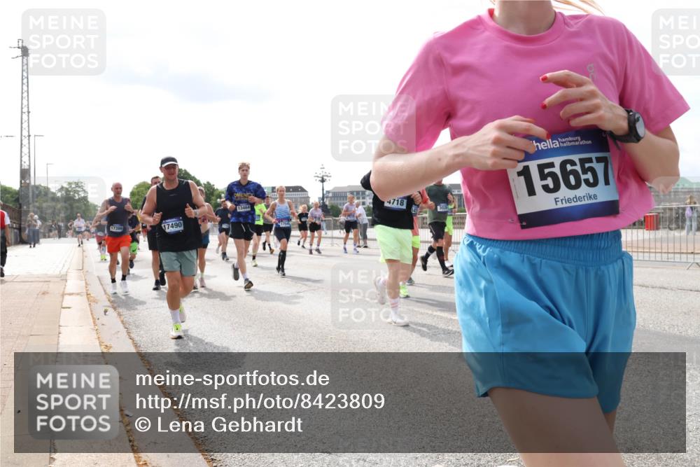 29.06.2025 - hella hamburg halbmarathon Lena Gebhardt http://msf.ph/oto/8423809 29.06.2025 10:19:02 Lombardsbrücke 17386, 17386, 17490, 13464, 1754, 4718, 15657, 1349, 1521, 1718, 1755, 2096, 2311, 2781, 2802, 2821, 3026, 3105, 3118, 3529, 3591, 3592, 3631, 4718, 4802, 4845, 5034, 5049, 5080, 5098, 5178, 5264, 5266, 5323, 5429, 5834, 5910, 6194, 6249, 6413, 6477, 6482, 6542, 6736, 7051, 7121, 7214, 7252, 8665, 8761, 8778, 8780, 9252, 9270, 9272, 9276, 9505, 9549, 9652, 9756, 9757, 10037, 10039, 10124, 10129, 10467, 10502, 10816, 12548, 12552, 12703 meine-sportfotos.de