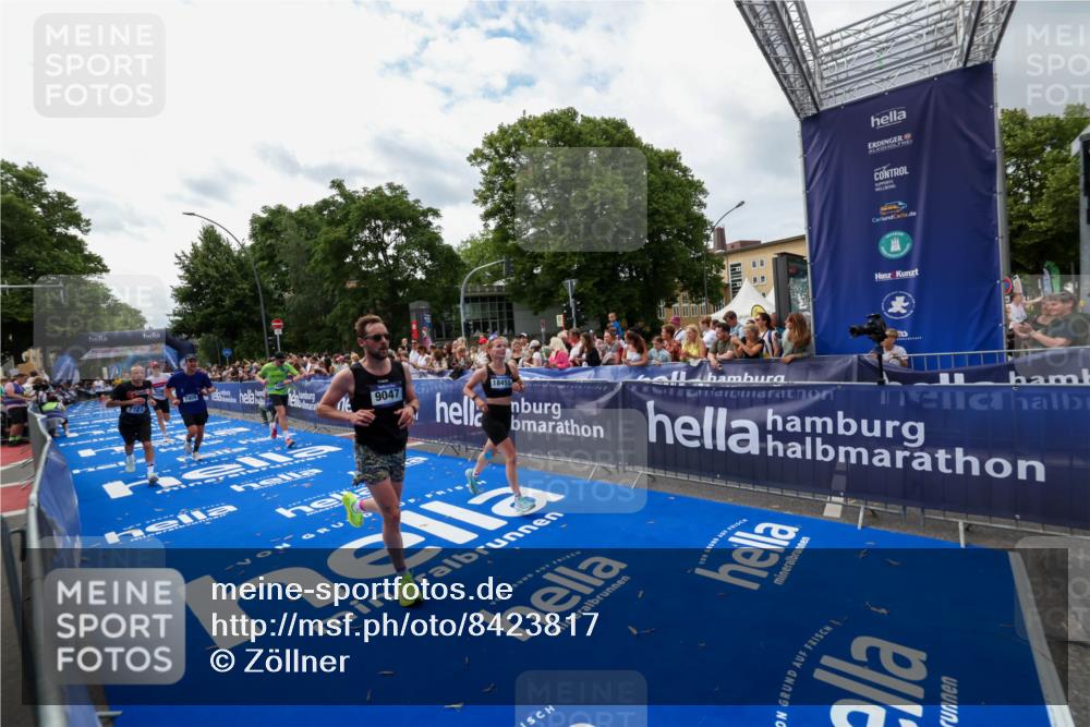29.06.2025 - hella hamburg halbmarathon Zöllner http://msf.ph/oto/8423817 29.06.2025 10:33:23 Ziel 1959, 4679, 7723, 9047, 14167, 16881, 17175, 17489, 18455 meine-sportfotos.de