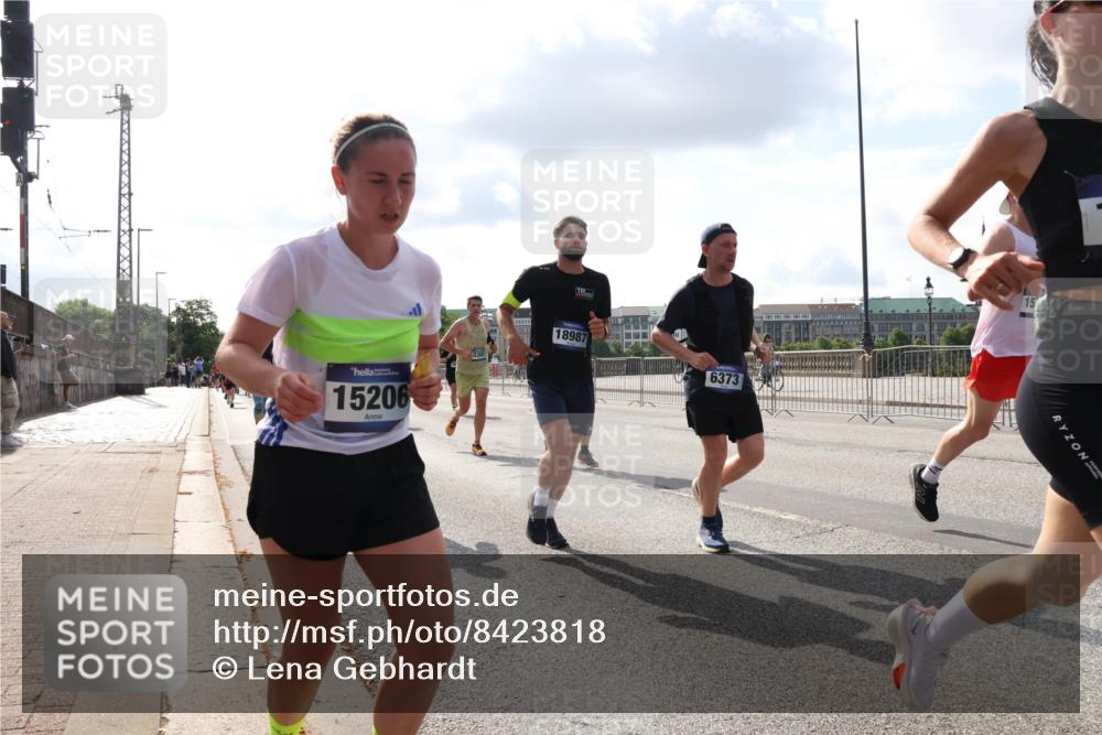 29.06.2025 - hella hamburg halbmarathon Lena Gebhardt http://msf.ph/oto/8423818 29.06.2025 09:52:14 Lombardsbrücke 15206, 18987, 6373, 15, 1057, 1139, 1169, 1312, 1353, 1468, 1569, 1604, 1631, 1763, 2653, 3305, 3437, 3618, 3697, 3852, 4565, 4871, 4915, 5011, 5014, 5047, 5129, 5231, 5336, 5690, 5987, 6373, 6550, 6700, 6705, 6711, 6770, 7092, 7185, 7432, 7710, 8074, 8346, 8359, 8564, 8852, 8900, 9348, 9358, 9444, 9547, 9659, 10319, 10493, 10691, 10741, 10978, 11021, 11062, 11495, 11679, 11714, 11779, 11821, 12046, 12438, 12623, 12772, 13614, 13728, 14257 meine-sportfotos.de
