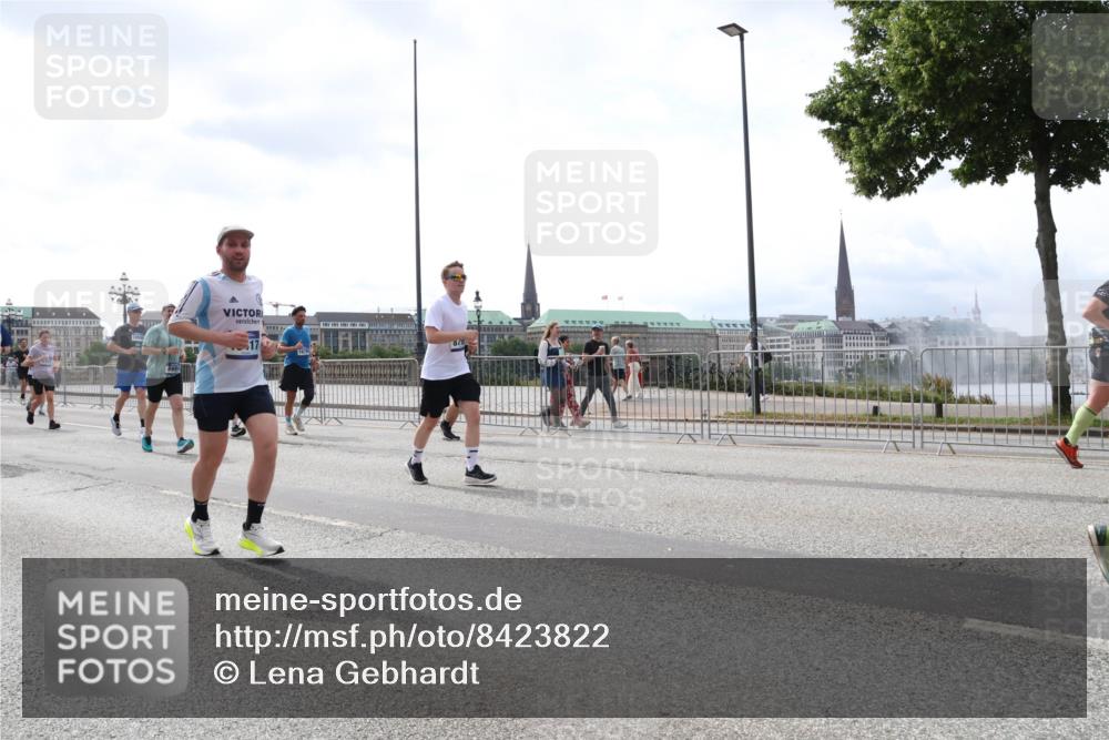 29.06.2025 - hella hamburg halbmarathon Lena Gebhardt http://msf.ph/oto/8423822 29.06.2025 10:43:11 Lombardsbrücke 17, 679, 1149, 1155, 1467, 1656, 1788, 1816, 1878, 1964, 2103, 2158, 2267, 2361, 2450, 2509, 2971, 3074, 3238, 3283, 3329, 3378, 3518, 3638, 3764, 4056, 4092, 4105, 4177, 4302, 4367, 4385, 4680, 5067, 5268, 5610, 5720, 5755, 5967, 6012, 6440, 7043, 7461, 7872, 7926, 8135, 8161, 8184, 8408, 8435, 8795, 8991, 9072, 9304, 9378, 9639, 9641, 9644, 9976, 10008, 10180, 11142, 11710, 12151, 12441, 13049 meine-sportfotos.de