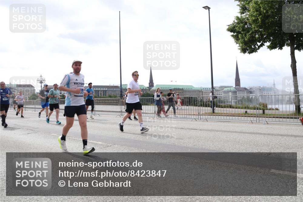 29.06.2025 - hella hamburg halbmarathon Lena Gebhardt http://msf.ph/oto/8423847 29.06.2025 10:43:11 Lombardsbrücke 19115, 17, 167, 1149, 1155, 1467, 1656, 1788, 1816, 1878, 1964, 2103, 2158, 2267, 2361, 2450, 2509, 2971, 3074, 3238, 3283, 3329, 3378, 3518, 3638, 3764, 4056, 4092, 4105, 4177, 4302, 4367, 4385, 4680, 5067, 5268, 5610, 5720, 5755, 5967, 6012, 6440, 7043, 7461, 7872, 7926, 8135, 8161, 8184, 8408, 8435, 8795, 8991, 9072, 9304, 9378, 9639, 9641, 9644, 9976, 10008, 10180, 11142, 11710, 12151, 12441, 13049 meine-sportfotos.de