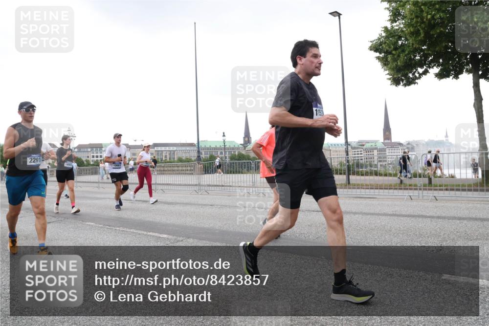 29.06.2025 - hella hamburg halbmarathon Lena Gebhardt http://msf.ph/oto/8423857 29.06.2025 10:53:12 Lombardsbrücke 2291, 16961, 1152, 1340, 1900, 1906, 2065, 2146, 2291, 2409, 2701, 2988, 3226, 3787, 4195, 4626, 4729, 5428, 5815, 6041, 6044, 6135, 6521, 7032, 7068, 7483, 7681, 7737, 7876, 8189, 8212, 8414, 8515, 8641, 8906, 9545, 9685, 9764, 10043, 10055, 10175, 10417, 10490, 10568, 10661, 10981, 11520, 11524, 11919, 12127, 12128, 12193, 12219, 12700, 13489, 13916, 13917, 14009, 14038, 14765, 14807, 14977, 14979, 16137 meine-sportfotos.de