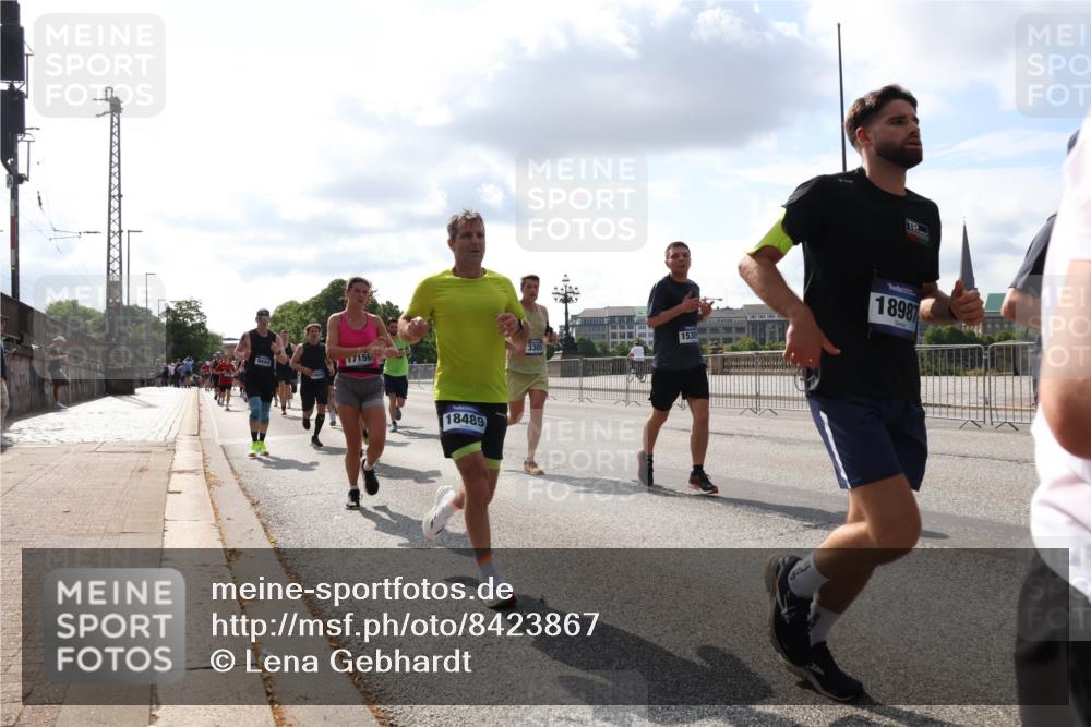 29.06.2025 - hella hamburg halbmarathon Lena Gebhardt http://msf.ph/oto/8423867 29.06.2025 09:52:15 Lombardsbrücke 9444, 17155, 18489, 3305, 1530, 18987, 1057, 1139, 1169, 1312, 1353, 1468, 1569, 1604, 1631, 1763, 3305, 3437, 3618, 3697, 3852, 4565, 4871, 4915, 5011, 5014, 5047, 5129, 5231, 5336, 5690, 5987, 6373, 6550, 6700, 6705, 6711, 6770, 7185, 7432, 7710, 8074, 8359, 8564, 8852, 8900, 9348, 9358, 9444, 9547, 9659, 10319, 10493, 10691, 10741, 10978, 11021, 11062, 11495, 11679, 11714, 11779, 11821, 12046, 12438, 12623, 12772, 13403, 13614, 13728, 14257 meine-sportfotos.de