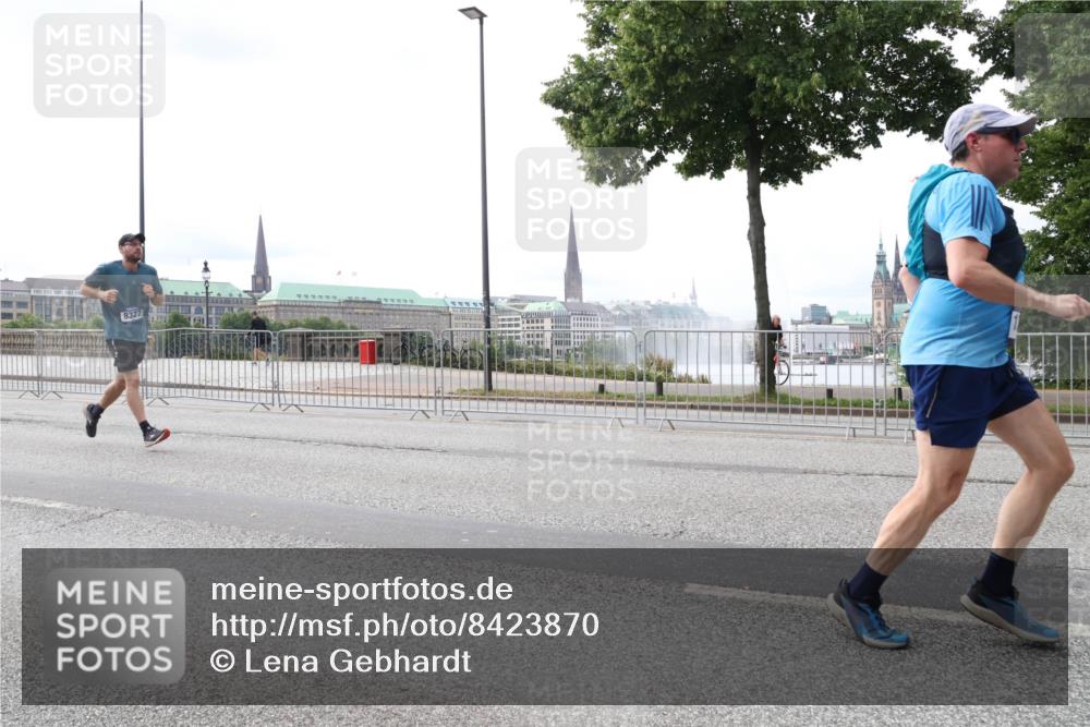 29.06.2025 - hella hamburg halbmarathon Lena Gebhardt http://msf.ph/oto/8423870 29.06.2025 10:28:21 Lombardsbrücke 8327, 1148, 3445, 5369, 5604, 5718, 5847, 5903, 5939, 6418, 6632, 7497, 7667, 7980, 8215, 8327, 8560, 9567, 9642, 9653, 9654, 9716, 9855, 10434, 11692, 11739, 12780, 12842, 13045, 13296, 13400, 13568, 13678, 14017, 14155, 15123, 15608, 16125, 18256, 18293, 18604, 19180 meine-sportfotos.de