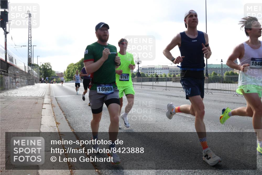 29.06.2025 - hella hamburg halbmarathon Lena Gebhardt http://msf.ph/oto/8423888 29.06.2025 09:43:11 Lombardsbrücke 18989, 9767, 1548, 1271, 4338, 5301, 5612, 6090, 7331, 7380, 7855, 9097, 9269, 9385, 9565, 9767, 10867, 11228, 11994, 12341, 12360, 12529, 12992, 13346, 13374, 14728, 14753, 14757, 14836, 15483, 15671, 17614, 18037, 18328, 18693, 18695, 18740, 18989, 19041, 19042, 19050, 19076, 19078 meine-sportfotos.de