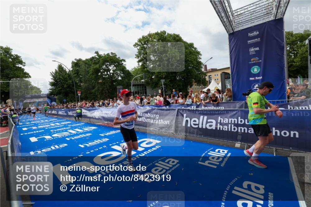 29.06.2025 - hella hamburg halbmarathon Zöllner http://msf.ph/oto/8423919 29.06.2025 10:33:26 Ziel 1959, 4602, 4679, 8956, 16881, 17056, 17489 meine-sportfotos.de