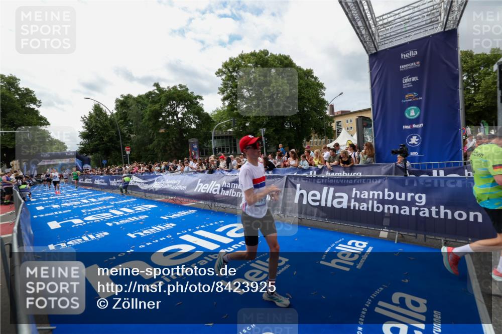 29.06.2025 - hella hamburg halbmarathon Zöllner http://msf.ph/oto/8423925 29.06.2025 10:33:26 Ziel 1959, 4602, 4679, 8956, 16881, 17056, 17489 meine-sportfotos.de