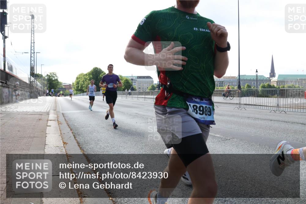 29.06.2025 - hella hamburg halbmarathon Lena Gebhardt http://msf.ph/oto/8423930 29.06.2025 09:43:12 Lombardsbrücke 1337, 8989, 1271, 4338, 5301, 5612, 6090, 7331, 7380, 7855, 9097, 9269, 9385, 9565, 9767, 10867, 11228, 11994, 12341, 12360, 12529, 12992, 13346, 13374, 14728, 14753, 14757, 14836, 15483, 15671, 17614, 18037, 18328, 18693, 18695, 18740, 18989, 19041, 19042, 19050, 19076, 19078 meine-sportfotos.de