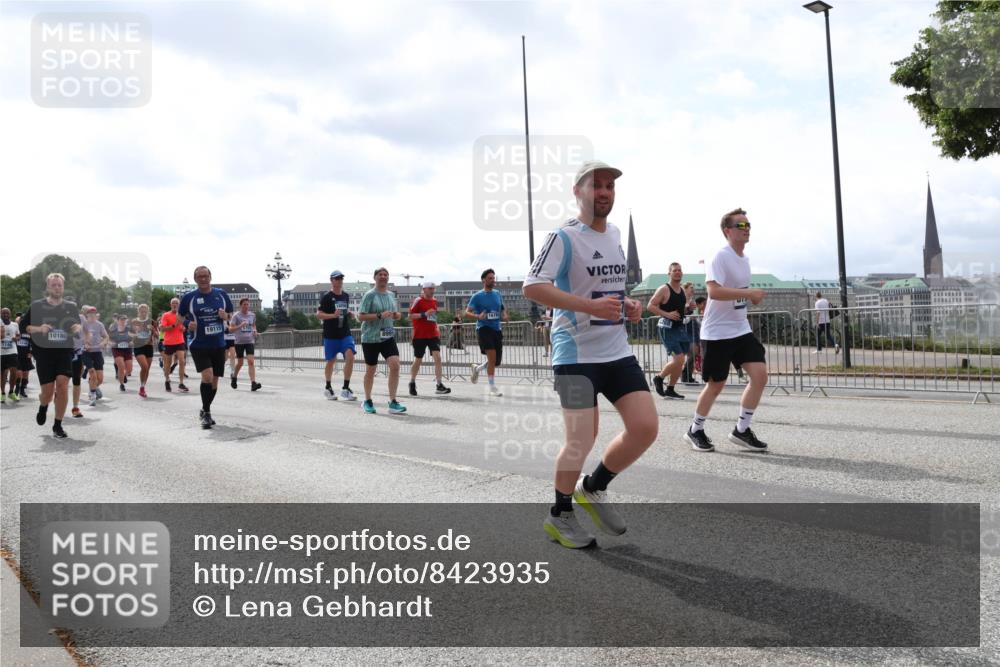 29.06.2025 - hella hamburg halbmarathon Lena Gebhardt http://msf.ph/oto/8423935 29.06.2025 10:43:11 Lombardsbrücke 10180, 19115, 1149, 1155, 1467, 1656, 1788, 1816, 1878, 1964, 2103, 2158, 2267, 2361, 2450, 2509, 2971, 3074, 3238, 3283, 3329, 3378, 3518, 3638, 3764, 4056, 4092, 4105, 4177, 4302, 4367, 4385, 4680, 5067, 5268, 5610, 5720, 5755, 5967, 6012, 6440, 7043, 7461, 7872, 7926, 8135, 8161, 8184, 8408, 8435, 8795, 8991, 9072, 9304, 9378, 9639, 9641, 9644, 9976, 10008, 10180, 11142, 11710, 12151, 12441, 13049 meine-sportfotos.de