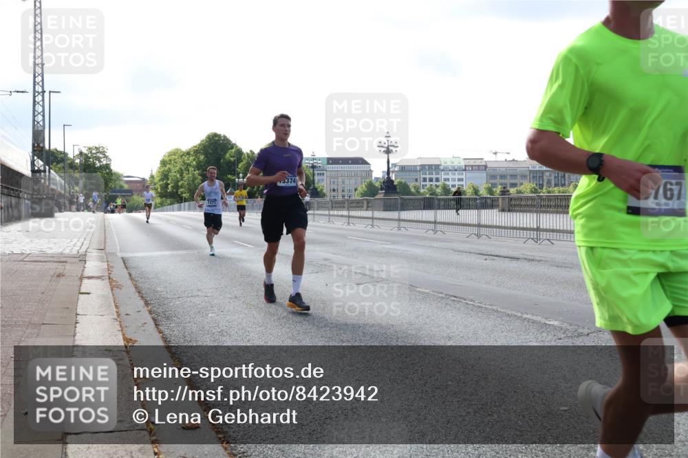 29.06.2025 - hella hamburg halbmarathon Lena Gebhardt http://msf.ph/oto/8423942 29.06.2025 09:43:12 Lombardsbrücke 1271, 5374, 767, 1271, 4338, 5301, 5612, 6090, 7331, 7380, 7855, 9097, 9269, 9385, 9565, 9767, 10867, 11228, 11994, 12341, 12360, 12529, 12992, 13346, 13374, 14728, 14753, 14757, 14836, 15483, 15671, 17614, 18037, 18328, 18693, 18695, 18740, 18989, 19041, 19042, 19050, 19076, 19078 meine-sportfotos.de