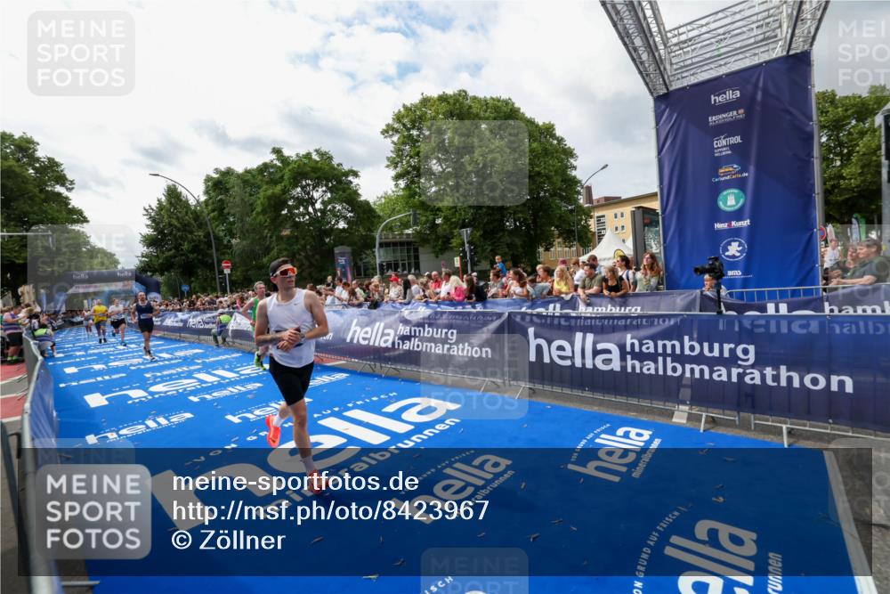 29.06.2025 - hella hamburg halbmarathon Zöllner http://msf.ph/oto/8423967 29.06.2025 10:33:30 Ziel 4602, 8956, 15326, 16931, 17056, 17489, 18731 meine-sportfotos.de