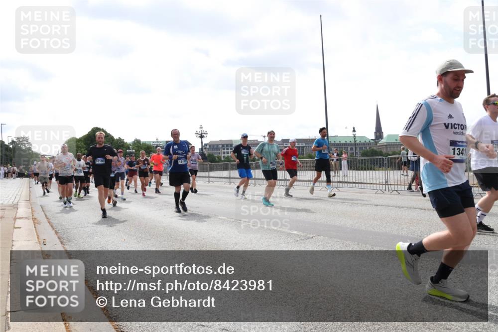 29.06.2025 - hella hamburg halbmarathon Lena Gebhardt http://msf.ph/oto/8423981 29.06.2025 10:43:12 Lombardsbrücke 10180, 19115, 1341, 879, 1149, 1155, 1467, 1656, 1788, 1816, 1878, 1964, 2103, 2158, 2267, 2361, 2450, 2509, 2971, 3074, 3238, 3283, 3329, 3378, 3518, 3638, 3764, 4056, 4105, 4177, 4302, 4367, 4385, 4680, 5067, 5268, 5610, 5720, 5755, 5967, 6012, 6440, 7043, 7461, 7872, 7926, 8135, 8161, 8184, 8408, 8435, 8795, 8991, 9072, 9304, 9378, 9639, 9641, 9644, 9976, 10008, 10180, 11142, 11710, 12151, 13049 meine-sportfotos.de