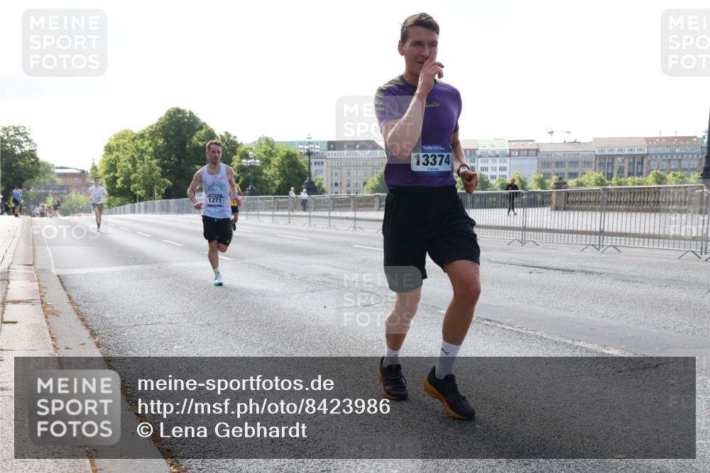 29.06.2025 - hella hamburg halbmarathon Lena Gebhardt http://msf.ph/oto/8423986 29.06.2025 09:43:12 Lombardsbrücke 1271, 13374, 1271, 4338, 5301, 5612, 6090, 7331, 7380, 7855, 9097, 9269, 9385, 9565, 9767, 10867, 11228, 11994, 12341, 12360, 12529, 12992, 13346, 13374, 14728, 14753, 14757, 14836, 15483, 15671, 17614, 18037, 18328, 18693, 18695, 18740, 18989, 19041, 19042, 19050, 19076, 19078 meine-sportfotos.de