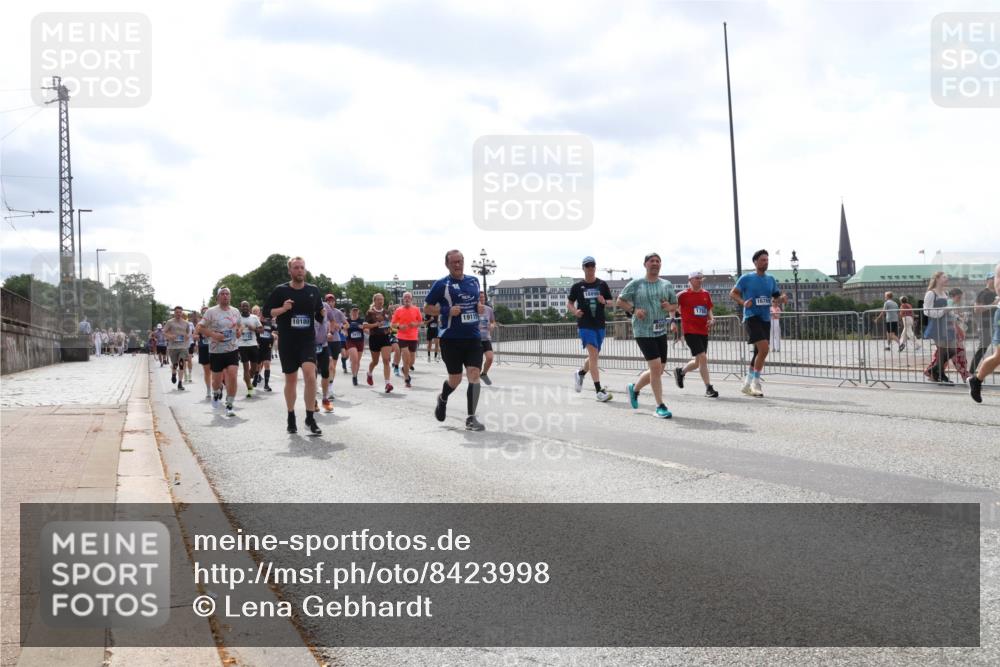 29.06.2025 - hella hamburg halbmarathon Lena Gebhardt http://msf.ph/oto/8423998 29.06.2025 10:43:12 Lombardsbrücke 10180, 19115, 18898, 178, 16789, 1149, 1155, 1467, 1656, 1788, 1816, 1878, 1964, 2103, 2158, 2267, 2361, 2450, 2509, 2971, 3074, 3238, 3283, 3329, 3378, 3518, 3638, 3764, 4056, 4105, 4177, 4302, 4367, 4385, 4680, 5067, 5268, 5610, 5720, 5755, 5967, 6012, 6440, 7043, 7461, 7872, 7926, 8135, 8161, 8184, 8408, 8435, 8795, 8991, 9072, 9304, 9378, 9639, 9641, 9644, 9976, 10008, 10180, 11142, 11710, 12151, 13049 meine-sportfotos.de