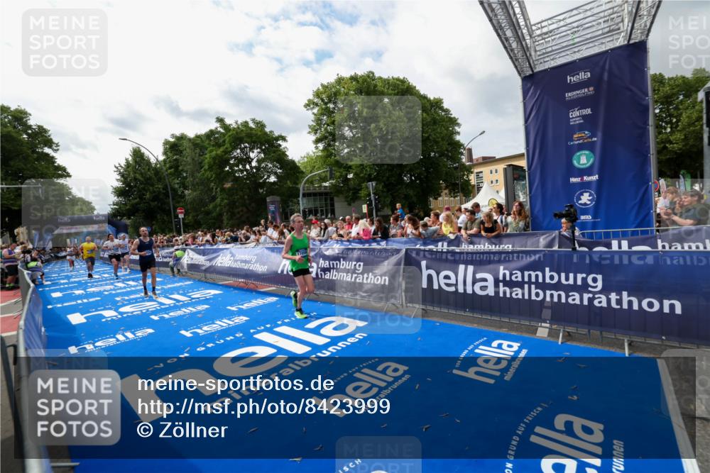 29.06.2025 - hella hamburg halbmarathon Zöllner http://msf.ph/oto/8423999 29.06.2025 10:33:31 Ziel 4602, 8956, 15326, 16931, 17056, 17489, 18731 meine-sportfotos.de