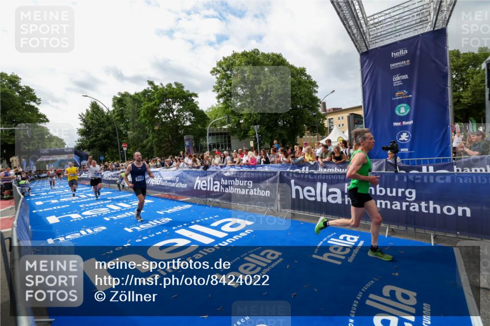 29.06.2025 - hella hamburg halbmarathon Zöllner http://msf.ph/oto/8424022 29.06.2025 10:33:32 Ziel 4602, 8956, 15326, 16931, 17056, 17489, 18731, 18854 meine-sportfotos.de