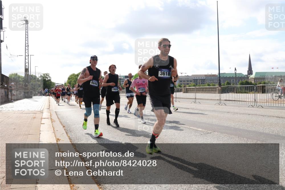 29.06.2025 - hella hamburg halbmarathon Lena Gebhardt http://msf.ph/oto/8424028 29.06.2025 09:52:17 Lombardsbrücke 9444, 18659, 3618, 11062, 871, 5, 1057, 1139, 1169, 1312, 1353, 1468, 1512, 1569, 1604, 1631, 1763, 3305, 3437, 3618, 3697, 3852, 4565, 4871, 4915, 5011, 5014, 5047, 5129, 5231, 5336, 5690, 5987, 6373, 6550, 6700, 6705, 6711, 6770, 7185, 7432, 7710, 8074, 8359, 8564, 8852, 8900, 9348, 9358, 9444, 9547, 9659, 10319, 10493, 10691, 10741, 10978, 11062, 11495, 11679, 11779, 11821, 12046, 12438, 12623, 12772, 13403, 13614, 13728, 14257 meine-sportfotos.de