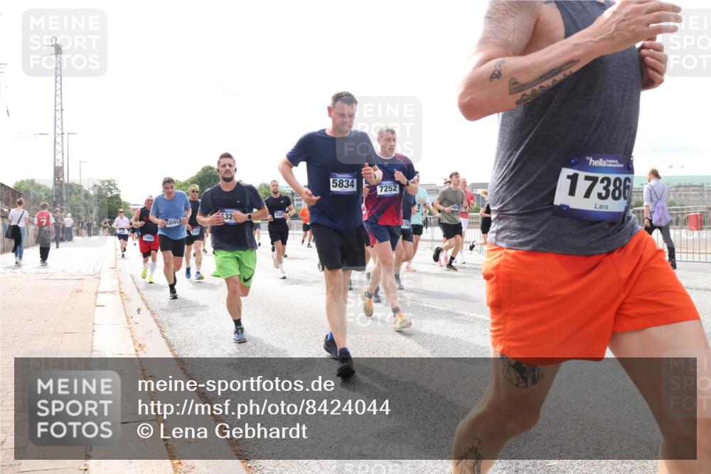 29.06.2025 - hella hamburg halbmarathon Lena Gebhardt http://msf.ph/oto/8424044 29.06.2025 10:19:05 Lombardsbrücke 11602, 18591, 3105, 32, 532, 5834, 7252, 1743, 17386, 1349, 1521, 1718, 1755, 2096, 2311, 2589, 2781, 2802, 2812, 2821, 3026, 3105, 3118, 3529, 3591, 3592, 3631, 4718, 4722, 4802, 4845, 5034, 5049, 5080, 5098, 5178, 5264, 5266, 5323, 5429, 5834, 5910, 6194, 6249, 6413, 6477, 6482, 6542, 6736, 7051, 7121, 7214, 7252, 8575, 8665, 8761, 8778, 8780, 9252, 9270, 9272, 9276, 9549, 9652, 9756, 9757, 10037, 10039, 10124, 10129, 10467, 10502, 10816 meine-sportfotos.de