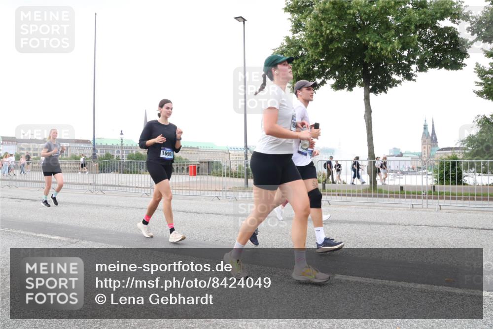 29.06.2025 - hella hamburg halbmarathon Lena Gebhardt http://msf.ph/oto/8424049 29.06.2025 10:53:14 Lombardsbrücke 16961, 1340, 1709, 1900, 1906, 1984, 2065, 2146, 2291, 2409, 2701, 2988, 3226, 3787, 4195, 4626, 4729, 5428, 5562, 5815, 6041, 6044, 6135, 6521, 7032, 7068, 7483, 7681, 7737, 7876, 8189, 8212, 8414, 8515, 8906, 9456, 9545, 9685, 9764, 9785, 10043, 10055, 10175, 10417, 10490, 10568, 10661, 10981, 11520, 11524, 11919, 12127, 12128, 12193, 12219, 12700, 13489, 13916, 13917, 14009, 14038, 14765, 14807, 14977, 14979, 16137 meine-sportfotos.de