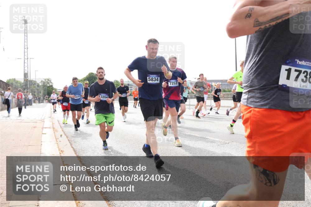 29.06.2025 - hella hamburg halbmarathon Lena Gebhardt http://msf.ph/oto/8424057 29.06.2025 10:19:05 Lombardsbrücke 11602, 18591, 13204, 5323, 5834, 7252, 18916, 1738, 1349, 1521, 1718, 1755, 2096, 2311, 2589, 2781, 2802, 2812, 2821, 3026, 3105, 3118, 3529, 3591, 3592, 3631, 4718, 4722, 4802, 4845, 5034, 5049, 5080, 5098, 5178, 5264, 5266, 5323, 5429, 5834, 5910, 6194, 6249, 6413, 6477, 6482, 6542, 6736, 7051, 7121, 7214, 7252, 8575, 8665, 8761, 8778, 8780, 9252, 9270, 9272, 9276, 9549, 9652, 9756, 9757, 10037, 10039, 10124, 10129, 10467, 10502, 10816 meine-sportfotos.de