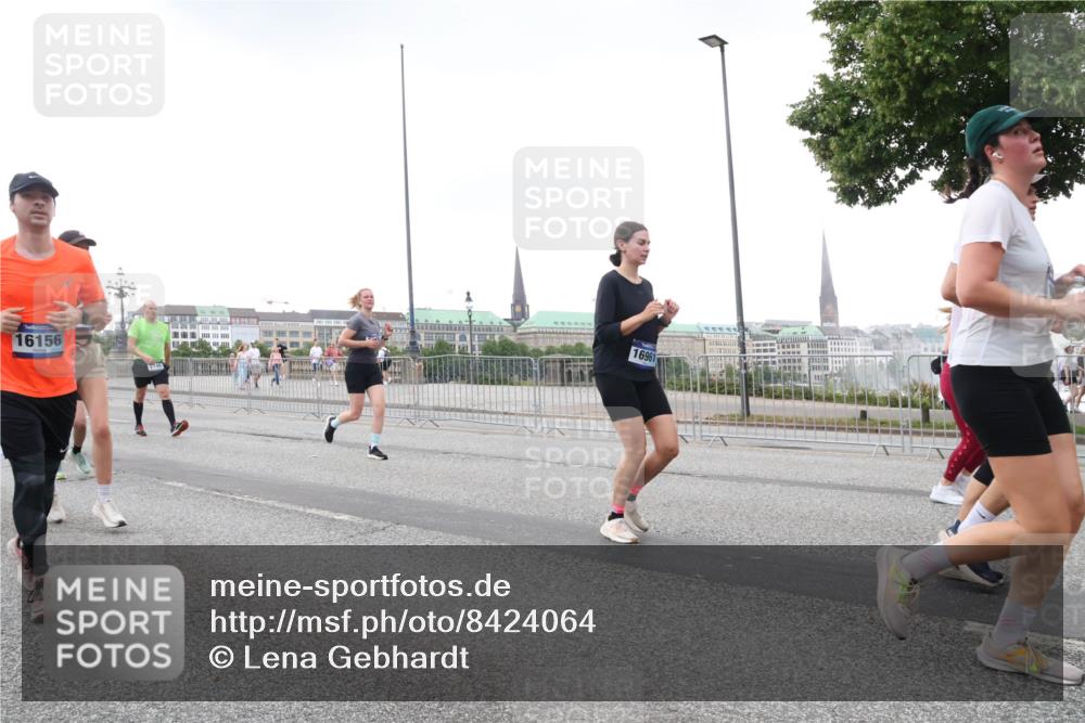 29.06.2025 - hella hamburg halbmarathon Lena Gebhardt http://msf.ph/oto/8424064 29.06.2025 10:53:15 Lombardsbrücke 16156, 16961, 1340, 1709, 1900, 1906, 1984, 2065, 2146, 2291, 2409, 2701, 2988, 3226, 3787, 4195, 4595, 4626, 4729, 5428, 5562, 5815, 6041, 6044, 6135, 6521, 7032, 7068, 7483, 7611, 7681, 7737, 7876, 8189, 8212, 8414, 8515, 8906, 9456, 9545, 9685, 9764, 9785, 10043, 10055, 10175, 10417, 10490, 10568, 10661, 10981, 11520, 11524, 11919, 12127, 12128, 12193, 12219, 12700, 13489, 13916, 13917, 14009, 14038, 14765, 14807, 14977, 14979, 16137 meine-sportfotos.de