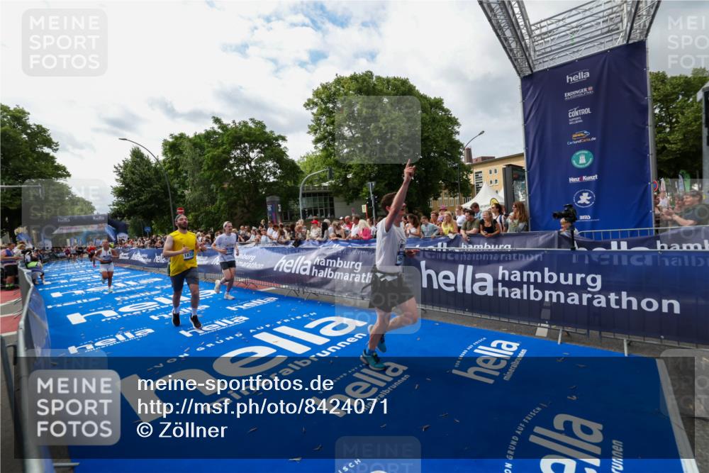 29.06.2025 - hella hamburg halbmarathon Zöllner http://msf.ph/oto/8424071 29.06.2025 10:33:35 Ziel 1053, 4602, 8312, 15326, 16931, 18731, 18854 meine-sportfotos.de