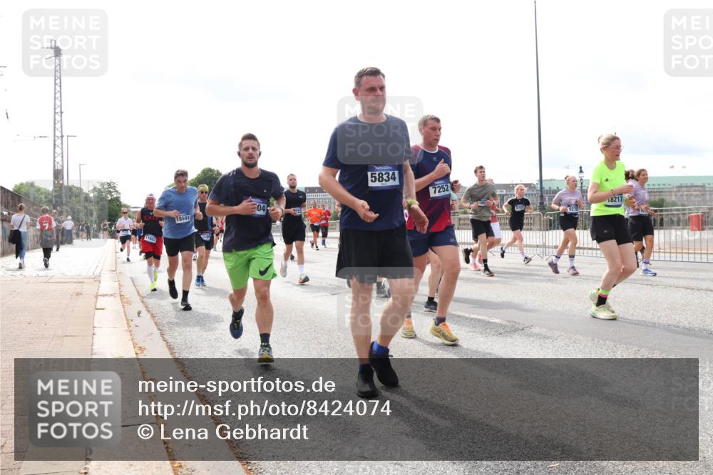 29.06.2025 - hella hamburg halbmarathon Lena Gebhardt http://msf.ph/oto/8424074 29.06.2025 10:19:05 Lombardsbrücke 11602, 04, 18591, 5834, 7252, 9757, 18217, 1349, 1521, 1718, 1755, 2096, 2311, 2589, 2781, 2802, 2812, 2821, 3026, 3105, 3118, 3529, 3591, 3592, 3631, 4718, 4722, 4802, 4845, 5034, 5049, 5080, 5098, 5178, 5264, 5266, 5323, 5429, 5834, 5910, 6194, 6249, 6413, 6477, 6482, 6542, 6736, 7051, 7121, 7214, 7252, 8575, 8665, 8761, 8778, 8780, 9252, 9270, 9272, 9276, 9549, 9652, 9756, 9757, 10037, 10039, 10124, 10129, 10467, 10502, 10816 meine-sportfotos.de