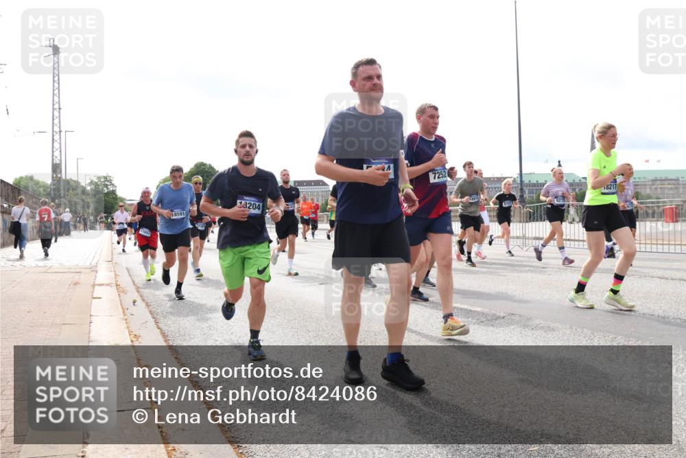 29.06.2025 - hella hamburg halbmarathon Lena Gebhardt http://msf.ph/oto/8424086 29.06.2025 10:19:05 Lombardsbrücke 11602, 8591, 3105, 3204, 7252, 18916, 18217, 1349, 1521, 1718, 1755, 2096, 2311, 2589, 2781, 2802, 2812, 2821, 3026, 3105, 3118, 3529, 3591, 3592, 3631, 4718, 4722, 4802, 4845, 5034, 5049, 5080, 5098, 5178, 5264, 5266, 5323, 5429, 5834, 5910, 6194, 6249, 6413, 6477, 6482, 6542, 6736, 7051, 7121, 7214, 7252, 8575, 8665, 8761, 8778, 8780, 9252, 9270, 9272, 9276, 9549, 9652, 9756, 9757, 10037, 10039, 10124, 10129, 10467, 10502, 10816 meine-sportfotos.de