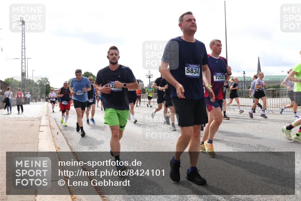 29.06.2025 - hella hamburg halbmarathon Lena Gebhardt http://msf.ph/oto/8424101 29.06.2025 10:19:05 Lombardsbrücke 11602, 18591, 3105, 132, 5834, 7252, 1349, 1521, 1718, 1755, 2096, 2311, 2589, 2781, 2802, 2812, 2821, 3026, 3105, 3118, 3529, 3591, 3592, 3631, 4718, 4722, 4802, 4845, 5034, 5049, 5080, 5098, 5178, 5264, 5266, 5323, 5429, 5834, 5910, 6194, 6249, 6413, 6477, 6482, 6542, 6736, 7051, 7121, 7214, 7252, 8575, 8665, 8761, 8778, 8780, 9252, 9270, 9272, 9276, 9549, 9652, 9756, 9757, 10037, 10039, 10124, 10129, 10467, 10502, 10816 meine-sportfotos.de