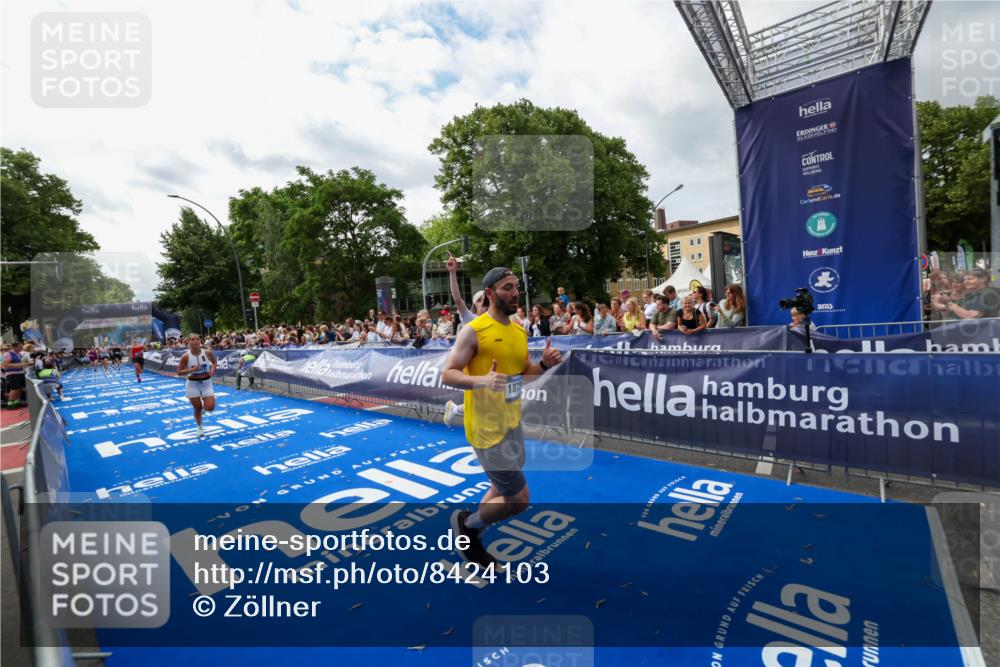 29.06.2025 - hella hamburg halbmarathon Zöllner http://msf.ph/oto/8424103 29.06.2025 10:33:36 Ziel 1053, 8312, 15326, 16931, 18731, 18854 meine-sportfotos.de