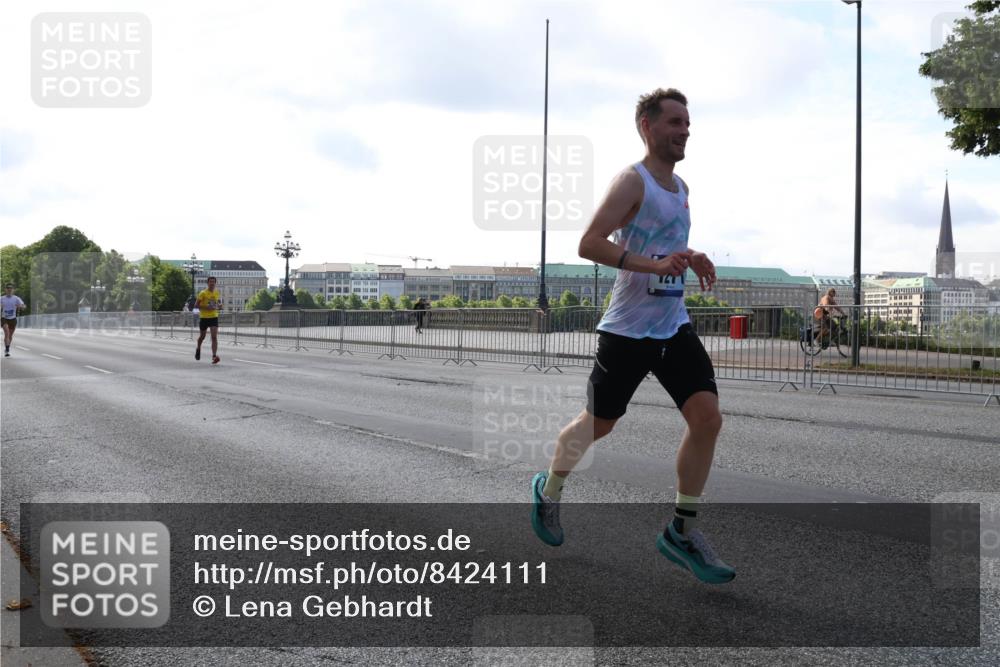 29.06.2025 - hella hamburg halbmarathon Lena Gebhardt http://msf.ph/oto/8424111 29.06.2025 09:43:15 Lombardsbrücke 1271, 4338, 5301, 5612, 6090, 7331, 7380, 7855, 9097, 9385, 9565, 9767, 10867, 11228, 11994, 12341, 12529, 12992, 13346, 13374, 14728, 14753, 14757, 15483, 15671, 18037, 18328, 18693, 18695, 18740, 18989, 19076 meine-sportfotos.de