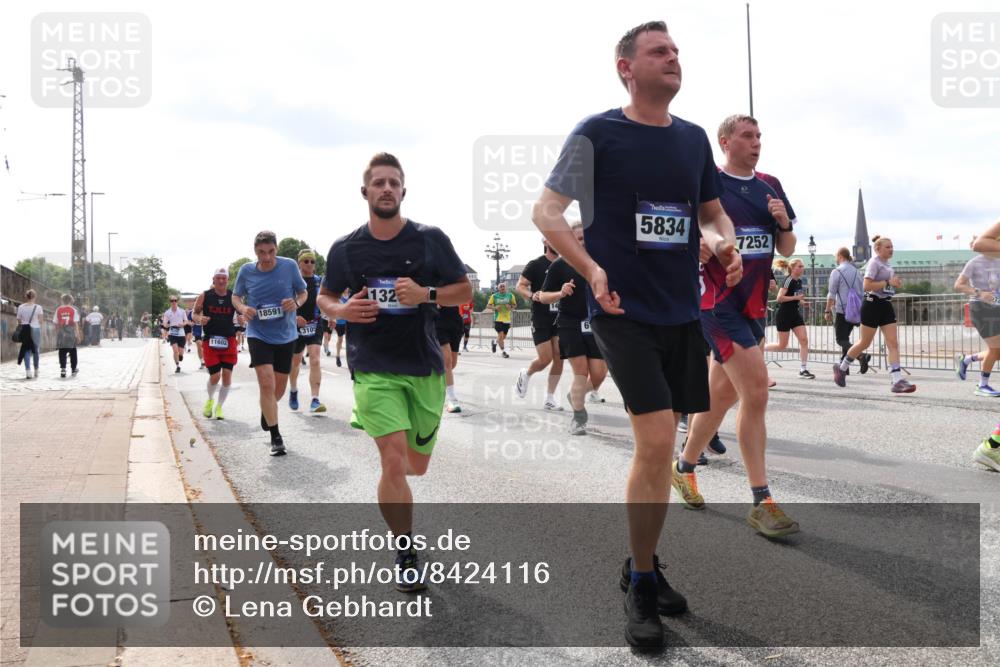 29.06.2025 - hella hamburg halbmarathon Lena Gebhardt http://msf.ph/oto/8424116 29.06.2025 10:19:05 Lombardsbrücke 18591, 3105, 11602, 132, 14, 5834, 7252, 1349, 1521, 1718, 1755, 2096, 2311, 2589, 2781, 2802, 2812, 2821, 3026, 3105, 3118, 3529, 3591, 3592, 3631, 4718, 4722, 4802, 4845, 5034, 5049, 5080, 5098, 5178, 5264, 5266, 5323, 5429, 5834, 5910, 6194, 6249, 6413, 6477, 6482, 6542, 6736, 7051, 7121, 7214, 7252, 8575, 8665, 8761, 8778, 8780, 9252, 9270, 9272, 9276, 9549, 9652, 9756, 9757, 10037, 10039, 10124, 10129, 10467, 10502, 10816 meine-sportfotos.de