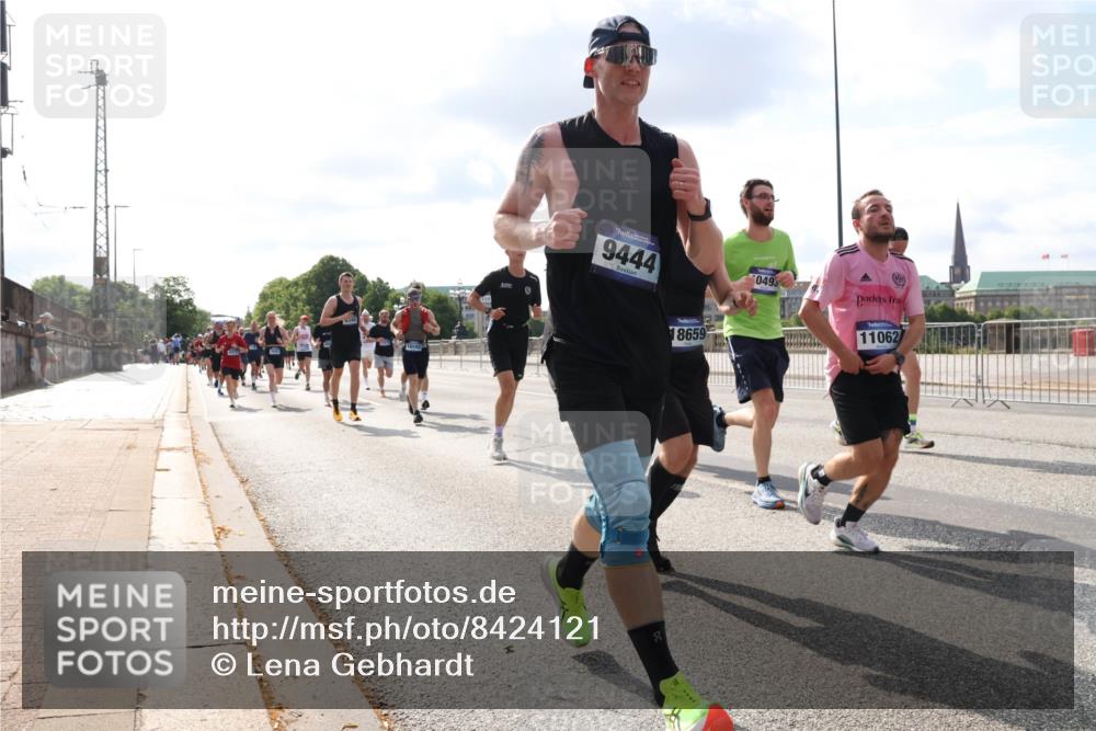 29.06.2025 - hella hamburg halbmarathon Lena Gebhardt http://msf.ph/oto/8424121 29.06.2025 09:52:18 Lombardsbrücke 16592, 9444, 18659, 0493, 11062, 1057, 1139, 1169, 1312, 1353, 1468, 1512, 1569, 1604, 1631, 1763, 3305, 3437, 3618, 3697, 3852, 4565, 4871, 4915, 5011, 5014, 5047, 5129, 5231, 5336, 5690, 5987, 6373, 6550, 6700, 6705, 6711, 6770, 7185, 7432, 7710, 8074, 8359, 8564, 8852, 9348, 9358, 9444, 9547, 9659, 10319, 10493, 10691, 10741, 10796, 10978, 11062, 11495, 11679, 11779, 11821, 12046, 12438, 12623, 12772, 13403, 13614, 13728, 14257 meine-sportfotos.de