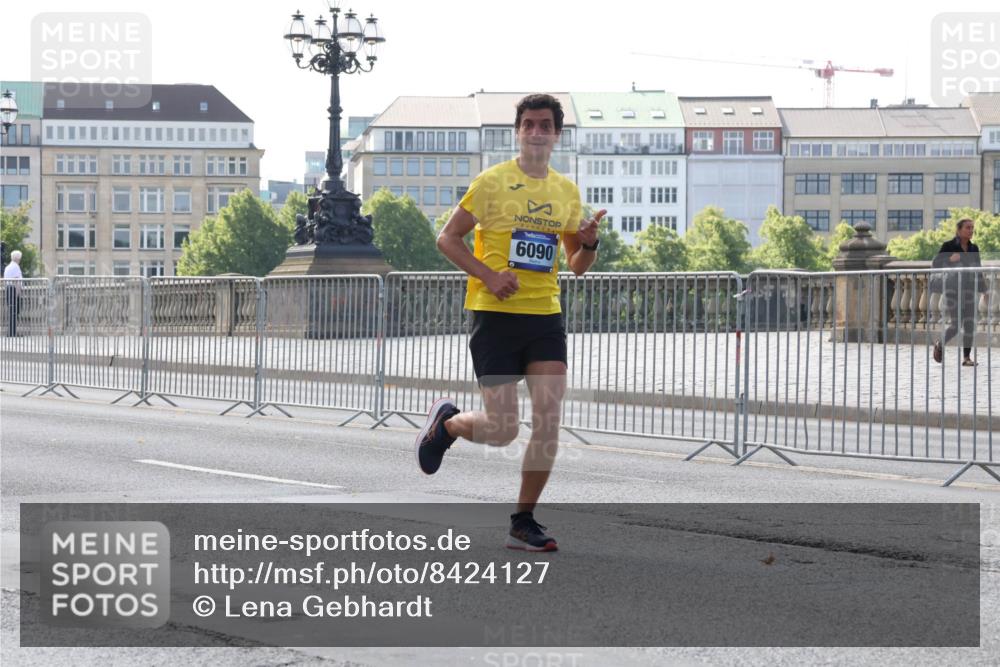 29.06.2025 - hella hamburg halbmarathon Lena Gebhardt http://msf.ph/oto/8424127 29.06.2025 09:43:16 Lombardsbrücke 6090, 1271, 2180, 4338, 5301, 5612, 6090, 7380, 9097, 9385, 9565, 9767, 10867, 11228, 11994, 12341, 12529, 12992, 13346, 13374, 14728, 14757, 15483, 15671, 18037, 18328, 18693, 18695, 18740, 18989, 19076 meine-sportfotos.de