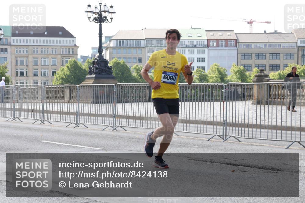 29.06.2025 - hella hamburg halbmarathon Lena Gebhardt http://msf.ph/oto/8424138 29.06.2025 09:43:16 Lombardsbrücke 6090, 1271, 2180, 4338, 5301, 5612, 6090, 7380, 9097, 9385, 9565, 9767, 10867, 11228, 11994, 12341, 12529, 12992, 13346, 13374, 14728, 14757, 15483, 15671, 18037, 18328, 18693, 18695, 18740, 18989, 19076 meine-sportfotos.de